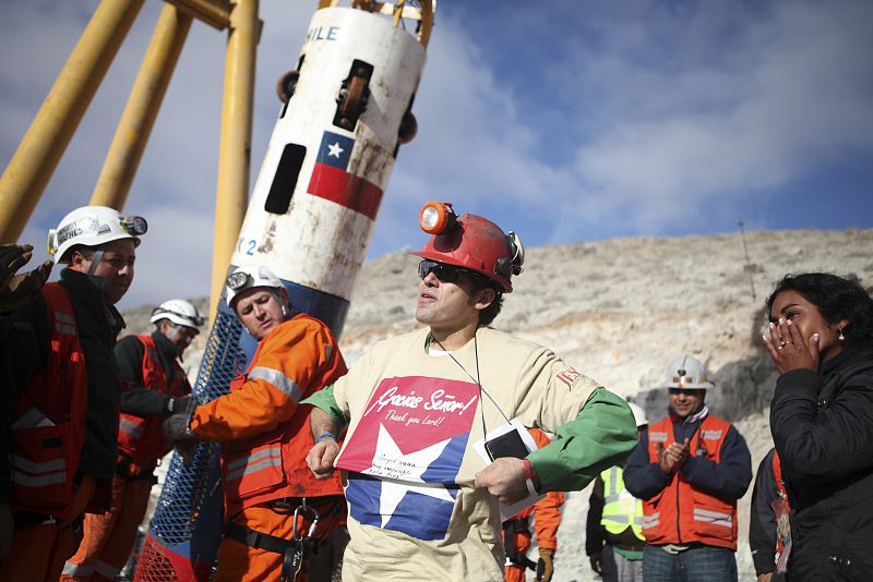 Alex Vega celebra su rescate.