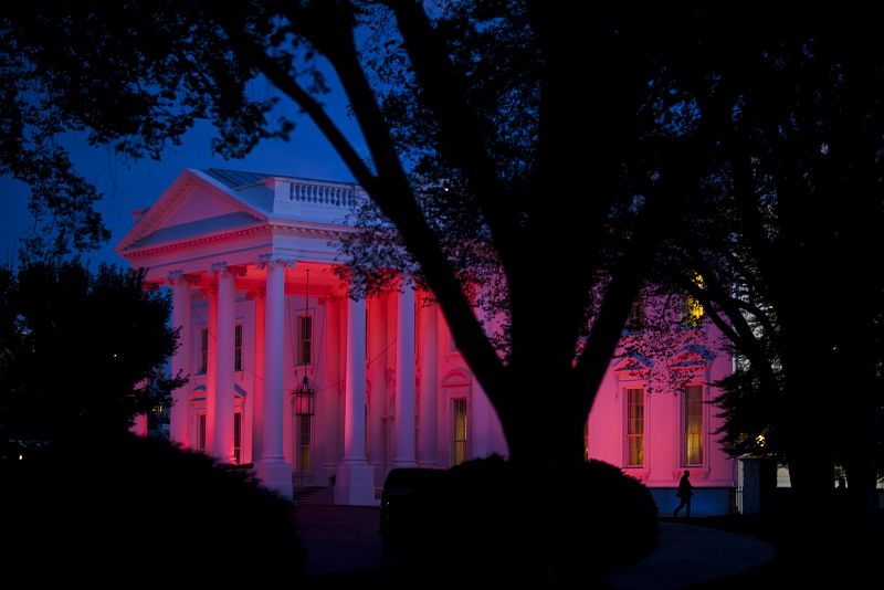 PUERTA NORTE DE LA CASA BLANCA ILUMINADA DE ROSADO PARA PREVENIR CÁNCER DE SENO