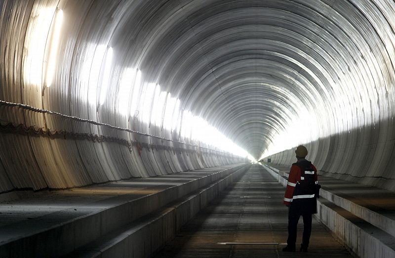 El túnel cruza los Alpes y entrará en funcionamiento en 2017.