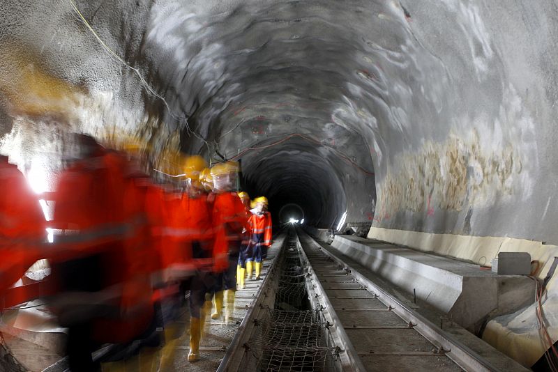 El túnel está excavado a 2.000 metros bajo los Alpes