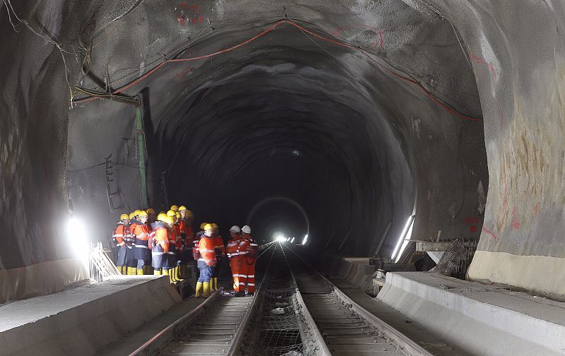 Visitantes del megatúnel que con 57 kilómetros de longitud es el más largo del mundo