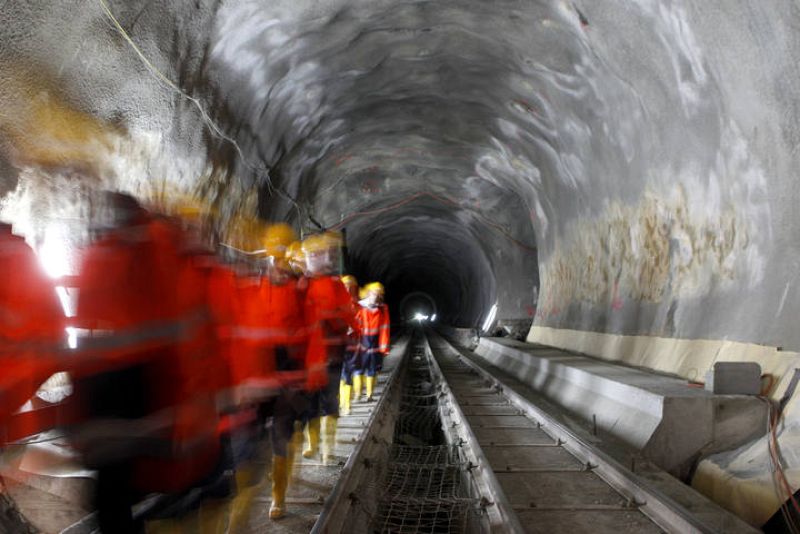 El túnel está excavado a 2.000 metros bajo los Alpes 