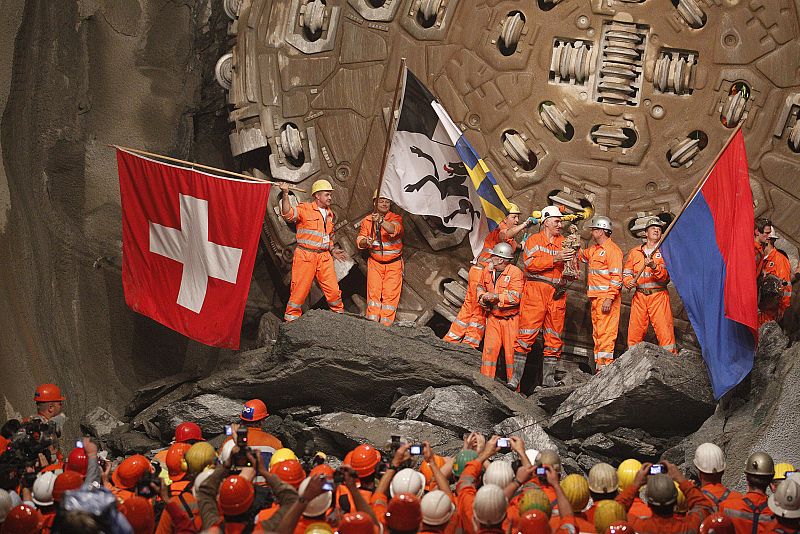 Los mineros ondean la bandera suiza momentos antes de finalizar los trabajos de perforación