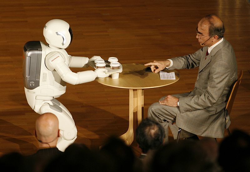 ASIMO sirviendo bebidas. Se le ha visto reconociendo sonidos, voces y caras, además de los objetos de su entorno. En cuanto a movimientos es capaz de moverse por una oficina evitando obstáculos, caminar "de la mano", sujetar bandejas o empujar un car