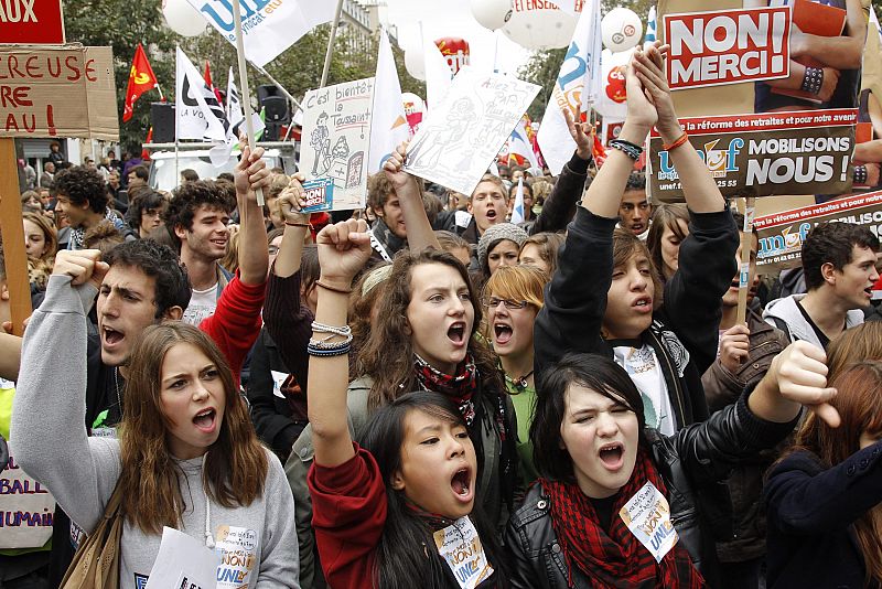 Estudiantes protestan por las calles de París