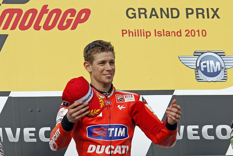 Casey Stoner recibiendo el cariño de su público.