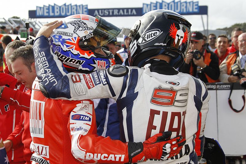 Jorge Lorenzo felicita al australiano por su actuación.