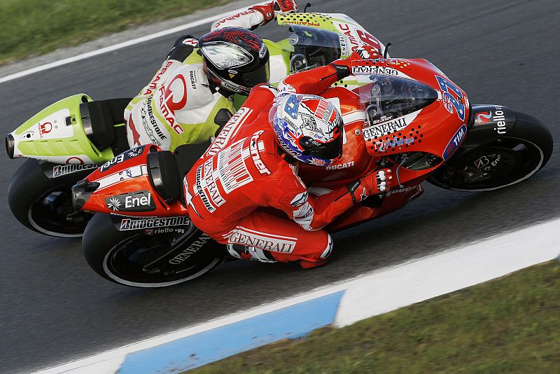 Stoner adelanta a Mika Kallio en la curva Doohan.