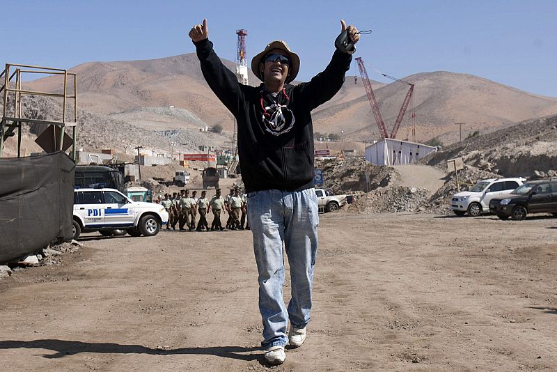 MINEROS RESCATADOS ASISTEN A UN ACTO RELIGIOSO EN EL YACIMIENTO SAN JOSÉ