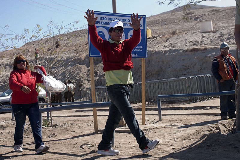 MINEROS RESCATADOS ASISTEN A UN ACTO RELIGIOSO EN EL YACIMIENTO SAN JOSÉ