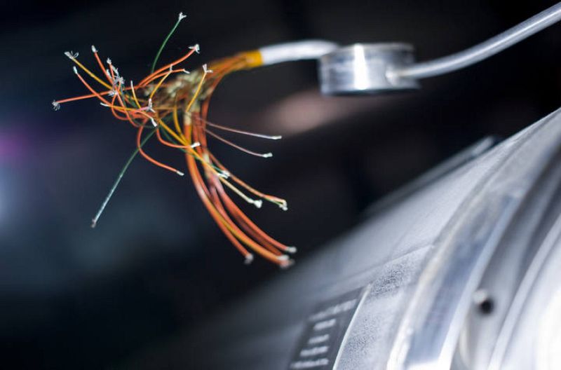  Cable eléctrico. La fotografía muestra un cable eléctrico conectado a una válvula diseñada para evitar el daño por presión en el imán.