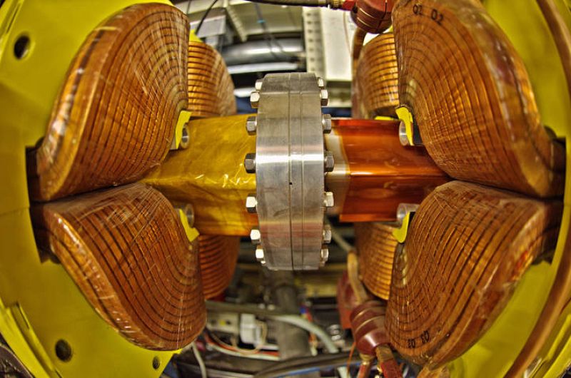  El tercer premio es para la imagen de Heiko Roemisch tomada en el laboratorio DESY y titulada "Labios besándose" que muestra un par de cuadrupolos magnéticos desde un original punto de vista.