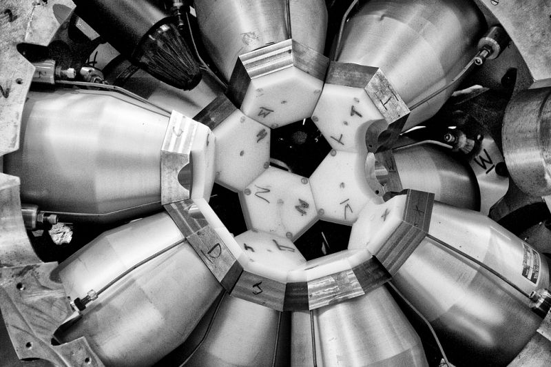 La foto ganadora es en blanco y negro. El autor es Mikey Enriquez de 22 años. Retrata un detalle de los detectores del experimento 8Pi de física nuclear realizado en el laboratorio TRIUMF en Canadá. "Captura la belleza y simetría de la física", apun