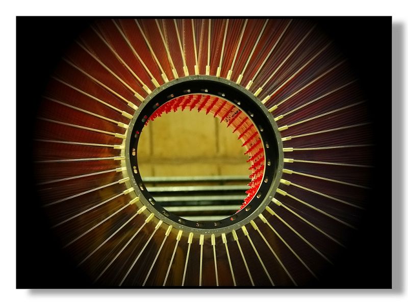 El segundo premio es para una imagen de una cámara del detector de partículas DESY en Alemania. El autor es Hans-Peter Hildebrandt que explica que "soy un fotógrafo de naturaleza aficionado y cambiar a fotografiar tecnología fue un gran reto".