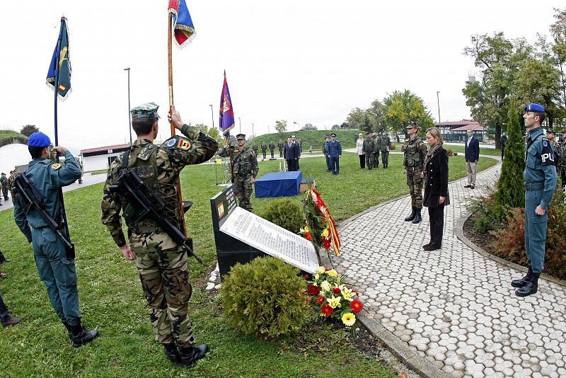 La ministra española de Defensa, Carme Chacón, asistió en Sarajevo al acto con el que se puso fin a la misión de las tropas españolas desplegadas en Bosnia y se procedió al traspaso de las responsabilidades de la UE a las autoridades del país balcáni