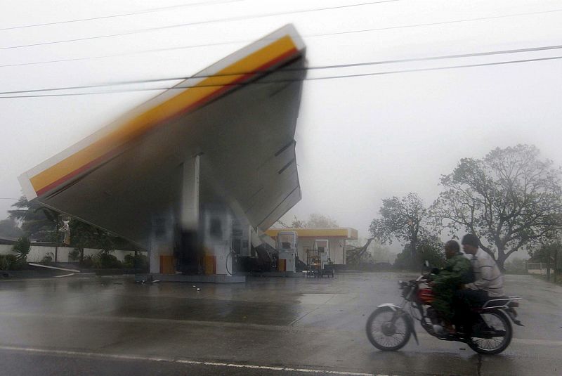 El viento y la lluvia han hecho caer el tejado de una estación de servicio de la provincia de Isabela (norte de Filipinas)