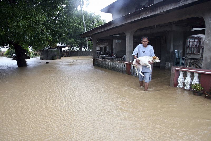 Un habitante de la localidad de Juan, al norte del país, camina por las calles inundadas