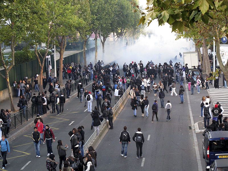 ESTUDIANTES SE UNEN A LAS PROTESTAS CONTRA LA REFORMA DE LAS PENSIONES