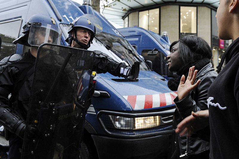 Una estudiante se enfrenta  a la policía, en la plaza de la República de París.