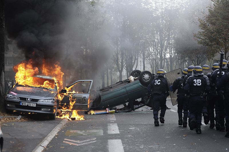 Una vez más, la quema de coches ha sido la forma de protesta de muchos franceses.