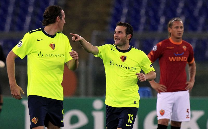 Alexander Frei, del FC Basilea celebra con su compañero Marco Streller, el tanto conseguido ante la Roma.