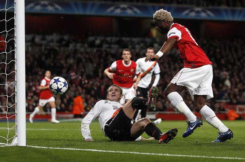 Alex Song, del Arsenal, anota un tanto ante el Shakhtar Donetsk y aelanta a su equipo en el Emirates Stadium de Londres.
