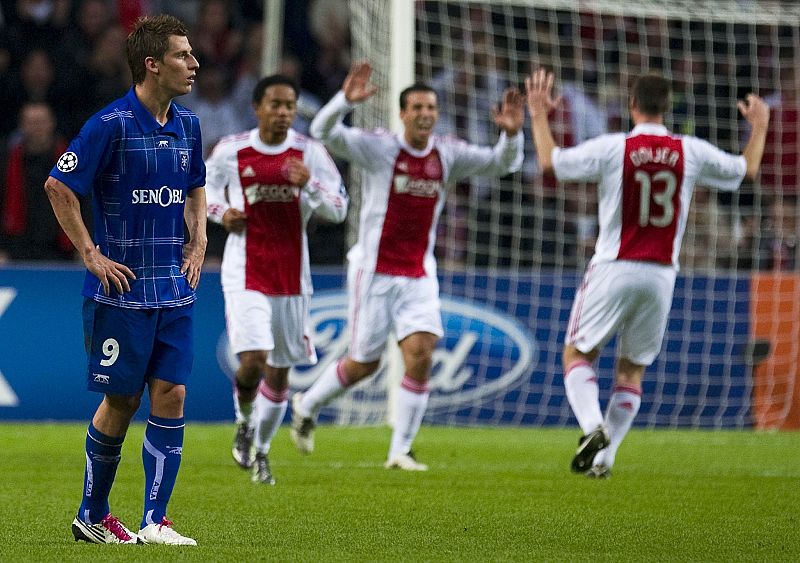 Valter Birsa, del AJ Auxerre se lamenta después de que su equipo encaje el segundo gol en el partido de Liga de Campeones ante el Ajax de  el Ajax de Amsterdam en el Amsterdam.