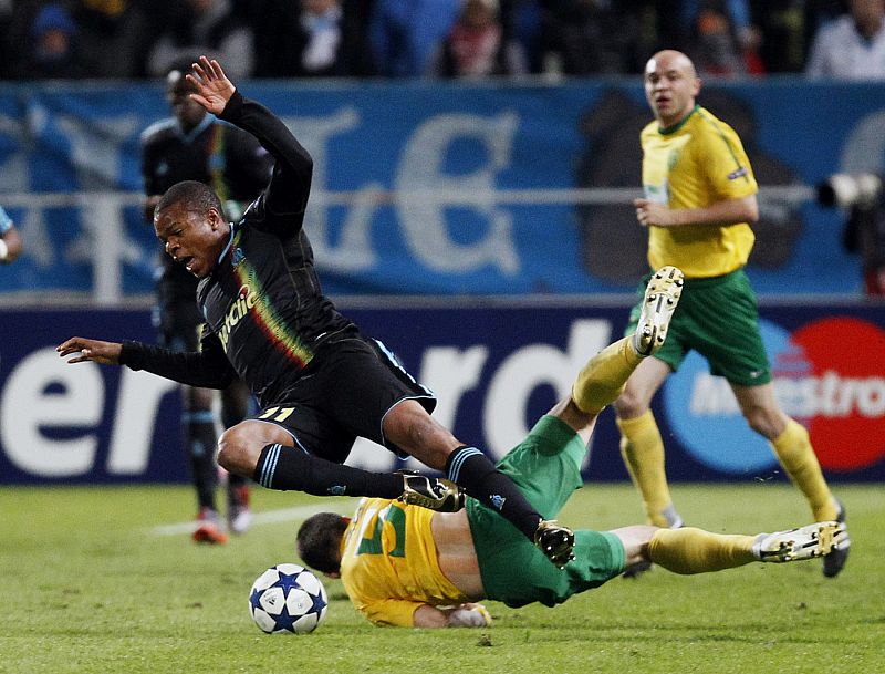 Loic Remy, del Olympique de Marsella es abordado por un jugador del Zilina durante el partido de Liga de Campeones de fútbol del Grupo F en el estadio Velódromo de Marsella.