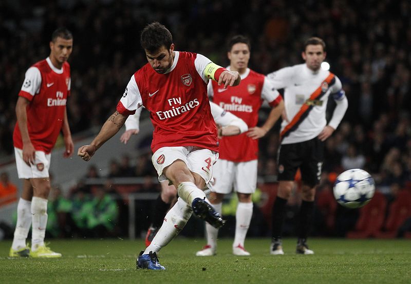 Cesc Fabregas anota de penalti un gol para el Arsenal que se ha impuesto 5-1 al Shakhtar Donetsk.