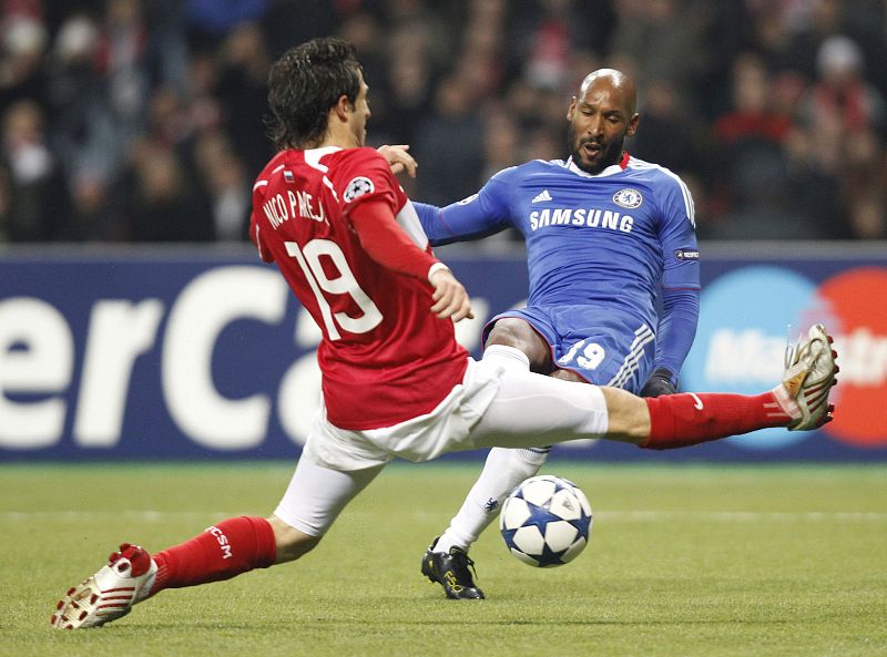Anelka marca un tanto para el Chelsea en su partido contra el Spartak.