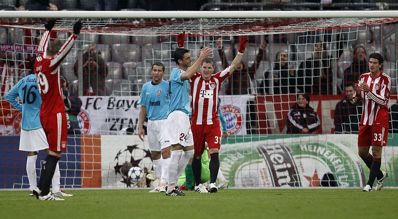 Kroos, Schweinsteiger y Gomez celebran el segundo gol del Bayern.