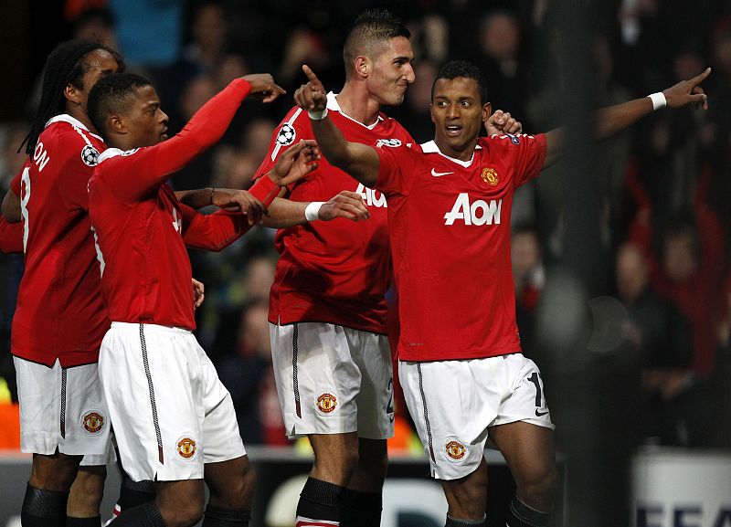 Nani del Manchester United celebra su gol con sus compañeros de equipo durante el partido de fútbol de la Liga de Campeones contra el Bursaspor en Old Trafford.