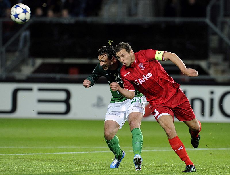 Peter Wisgerhof , del Twente y Hugo Almeida del Werder Bremen, durante una disputa del partido.