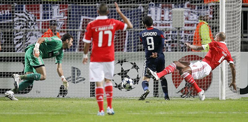 Lisandro López, del Olympique marca ante el Benfica.