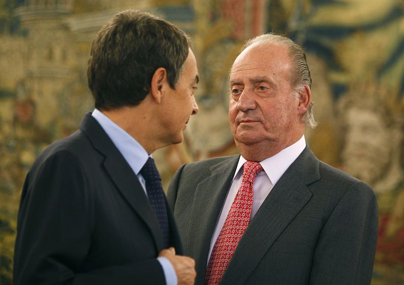 Zapatero charla con el Rey tras el acto realizado en Zarzuela