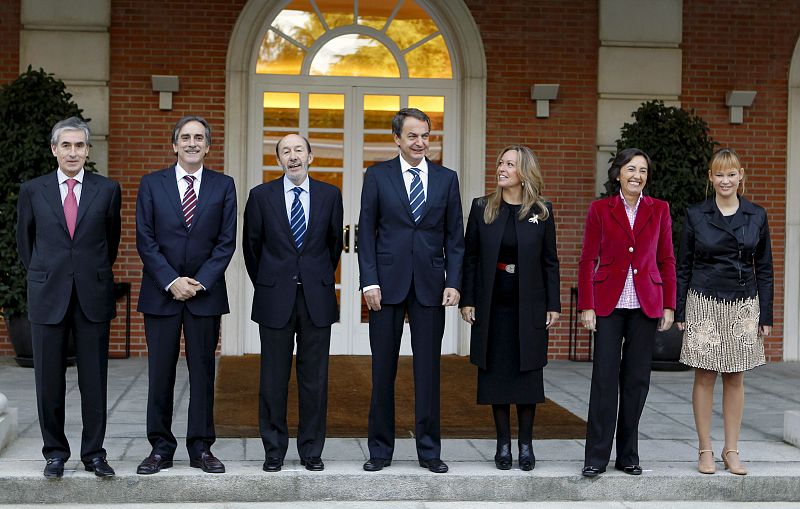 Ante la ausencia de Elena Salgado, que se encuentra en el G-20 que se celebra en Corea del Sur, ha sido imposible hacer la foto al Consejo de Ministros al completo.