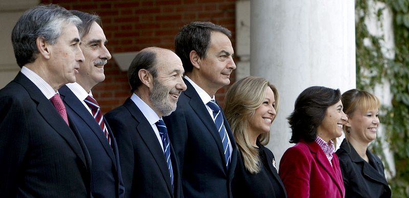 El jefe del Ejecutivo, José Luis Rodríguez Zapatero (c), posa en el Palacio de la Moncloa junto a sus nuevos ministros