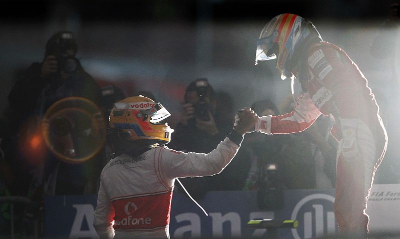 Ferrari Formula One driver Alonso of Spain is congratulated by McLaren Formula One driver Hamilton of Britain after Alonso won the South Korean F1 Grand Prix at the Korea International Circuit in Yeongam