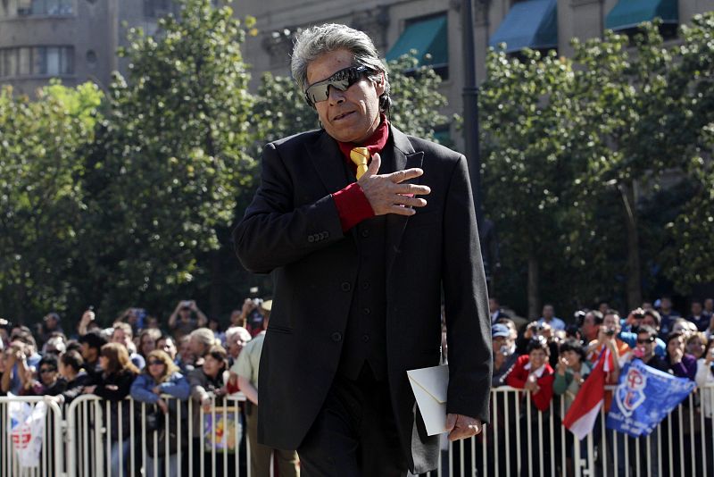 El minero Mario Gómez sigue usando gafas para protegerse del sol.