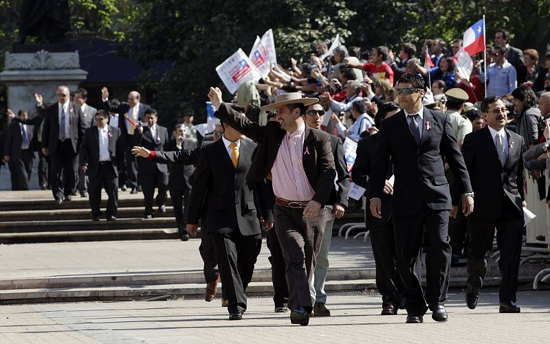 Los mineros han acudido en grupos a La Moneda para recibir un homenaje ciudadano de parte del Ejecutivo.