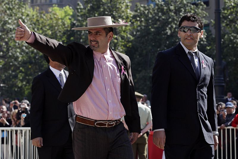 Los mineros Mario Sepúlveda y Florencio Ávalos saludan a su llegado al palacio de la Moneda.