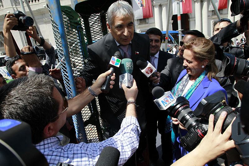 Los periodistas rodean al minero Omar Reygadas a su llegada al palacio gubernamental en la capital chilena.