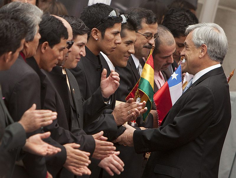 El presidente Sebastián Piñera ha entregado a cada uno de los mineros varios objetos recordatorios, entre ellos, la medalla "Bicentenario", una réplica a escala de la cápsula de evacuación "Fénix 2",