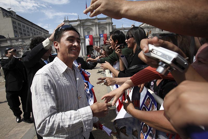 Decenas de chilenos se han acercado hasta el palacio de La Moneda para abrazar y saludar cariñosamente a los mineros.