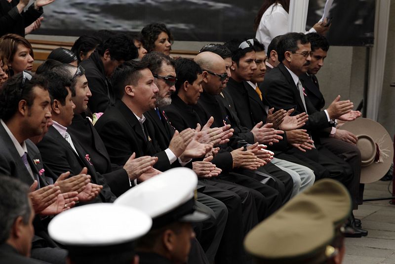 Los mineros aplauden durante la ceremonia en el palacio de La Moneda en Santiago de Chile.