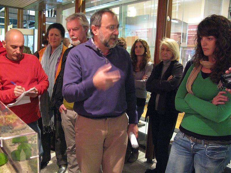 Luis Ruiz Carrasco, coautor de la exposición, explicando una de las maquetas de la muestra