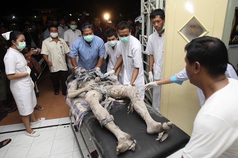 Un voluntario indonesio llega al hospital de Pakem cubierto de ceniza tras ayudar en las tareas de evacuación.