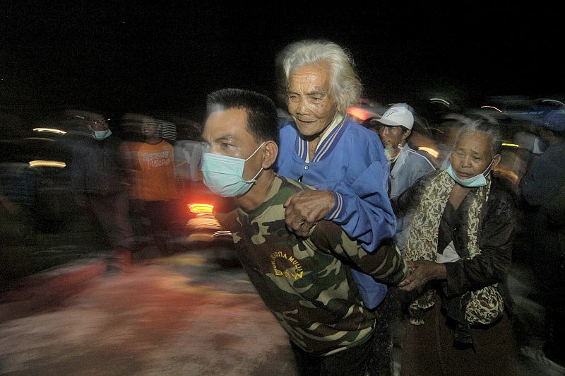 Algunos habitantes de las zonas aledañas al monte Merapi han resultado heridos con quemaduras de diversa consideración causadas por la ceniza incandescente.