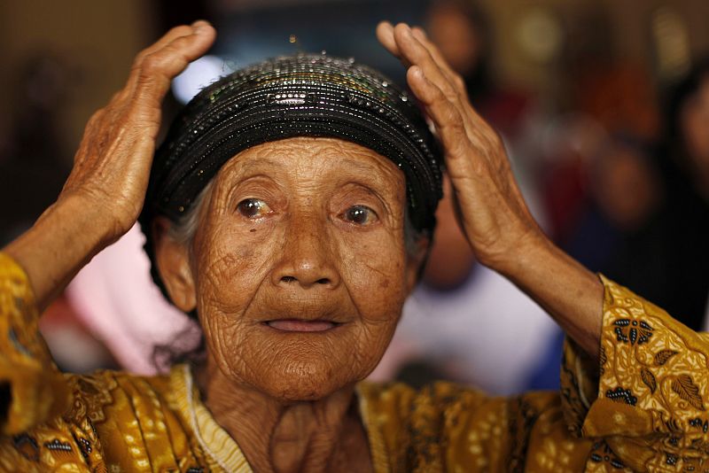 Esta mujer todavía no se cree que haya tenido que abandonar su hogar tras la entrada en erupción del volcán Merapi.