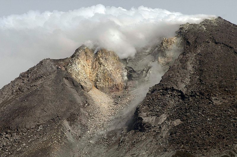 El volcán Merapi, situado en la isla de Java, ha entrado en erupción y ha arrojado una larga columna de ceniza ardiente.